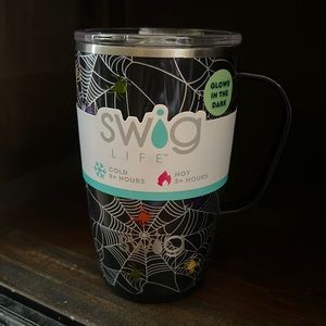 Halloween glow in the dark 18oz SWIG mug. NWT